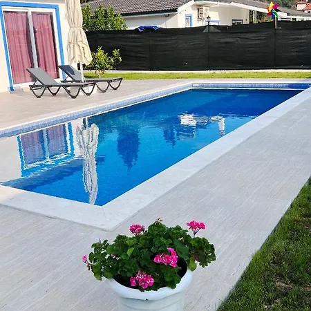 Cempark Ortaca'da Havuzlu Muestakil Korunakli *