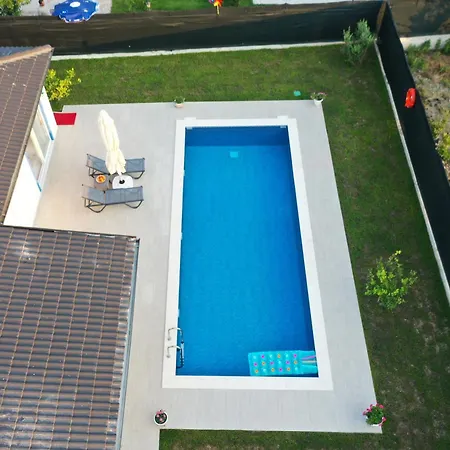 Cempark Ortaca'da Havuzlu Muestakil Korunakli